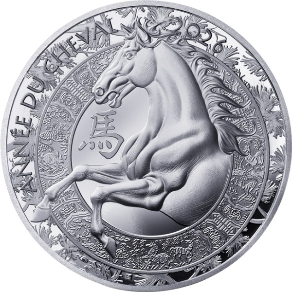 In the centre of the coin face, a horse is galloping. It appears to be crossing a ring engraved with traditional Chinese motifs. The moving horse recalls the characteristics of the natives of this sign: energy, independence and passion. The year 2026 and